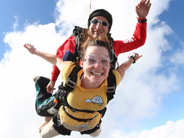 Skydiving tandem freefall